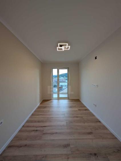 Apartament 3 camere semdecomandat zona Eroilor