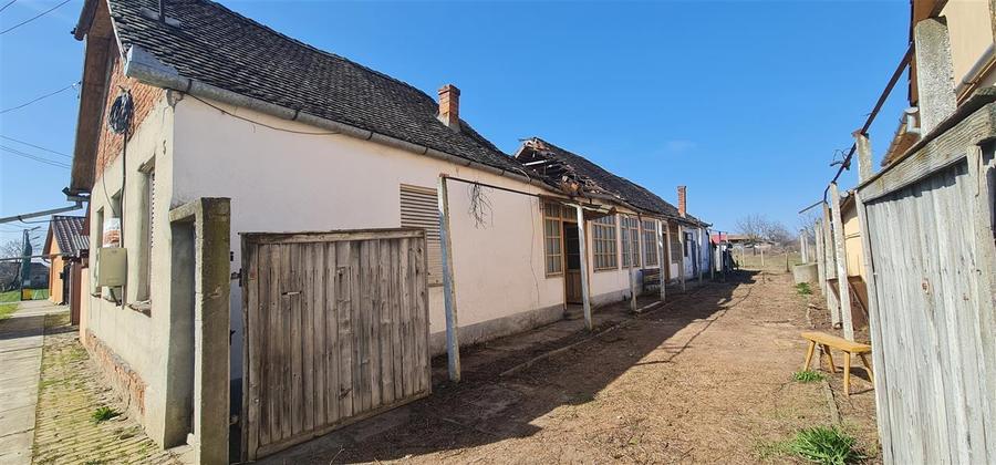 Teren 1270mp cu Casa in Santana, necesita amenajare/demolare