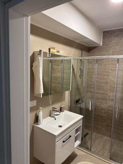 Vând apartament cu 2 camere plus garaj subteran, zona Perla -Teatru de Vara.