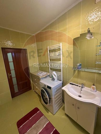Casă spațioasă 6 camere, 2 băi, garaj spatios și terasă