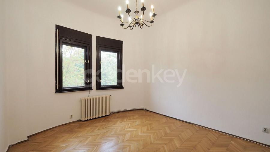 Apartament nemobilat cu 4 camere in vila | zona linistita
