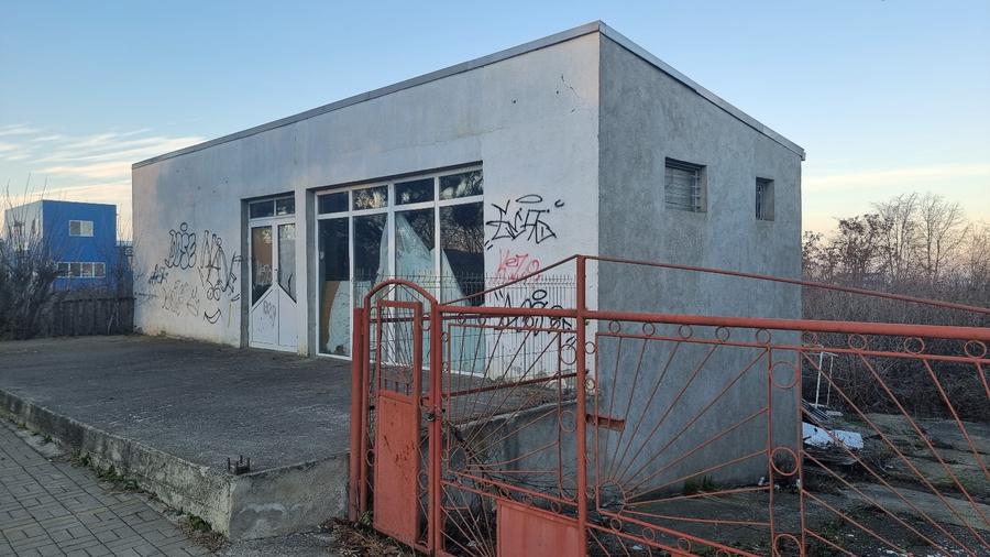 De închiriat: Teren 2000 mp cu construcții – stradal – 1390 €/lună