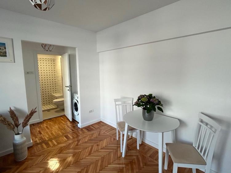 Universitate 2 camere renovat cu balcon si prox. metrou
