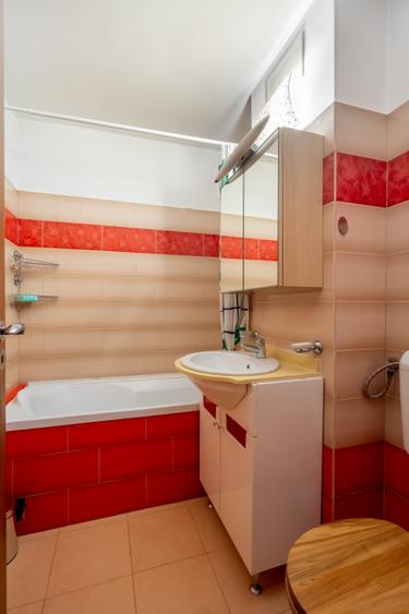 Apartament 2 camere, decomandat, policlinica Titan lângă metrou și parcuri