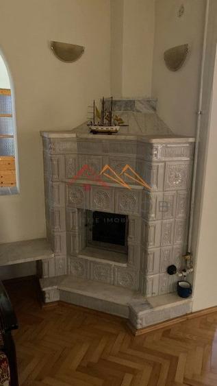 Vila de vanzare, teren 3100 mp, 7 camere, 6 grupuri sanitare, 3 CT, an 1997