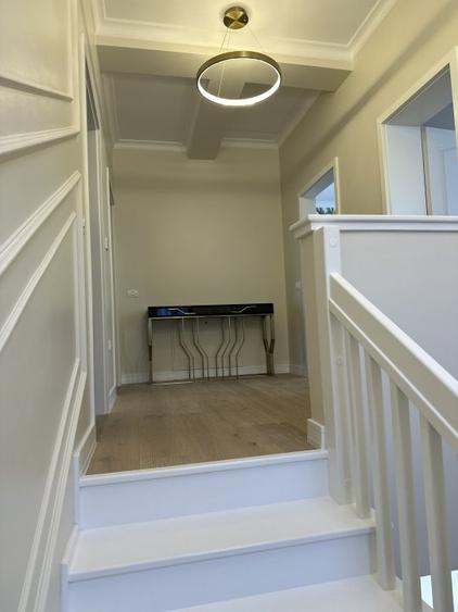 Margine de triplex : 5 camere, 3 bai,2 dressinguri,bucatarie, balcon,terasa.