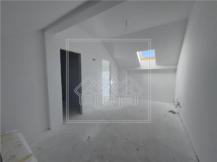 Penthouse intabulat, 3 camere, balcon, dressing