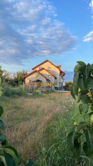 Casa la rosu cu teren 900 mp Domnesti