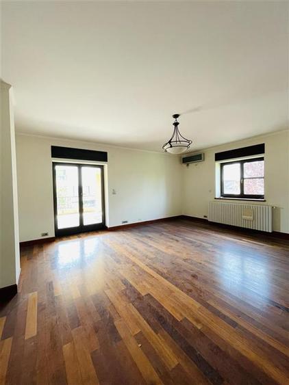 VANZARE VILA 8 CAMERE 652 mp teren zona Sisesti Sector 1