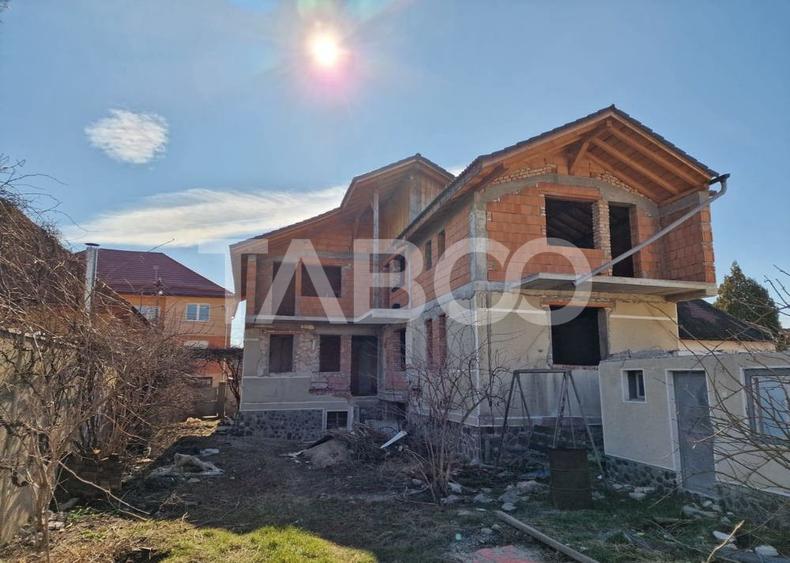 Cladire la rosu 300 mp utili + 130 mp, iesire 2 strazi, aproape centru