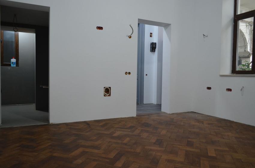 Apartament renovat in cladire interbelica, zona centrala