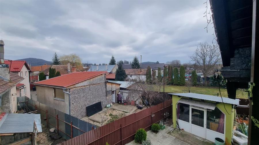 Casa de vanzare moderna cu costuri reduse, panouri solare si spatiu comercial in