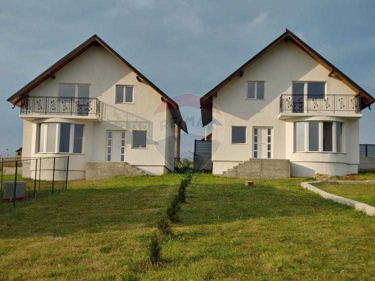 Casă / Vilă individuală cu 560 mp teren, de vânzare în Scheia, Suceava