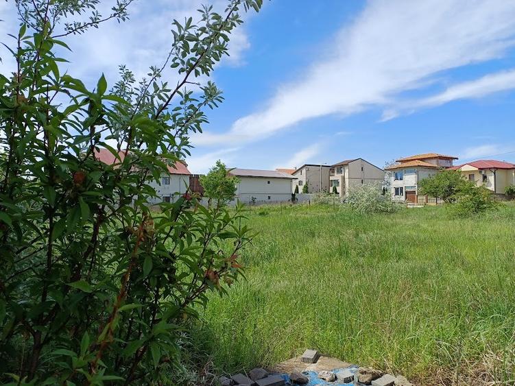 Vand teren in Mamaia Sat. Navodari. Parcelabil in doua loturi. Pret negociabil.