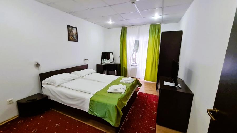 Pensiune cu 67 locuri de cazare, zona Curmatura