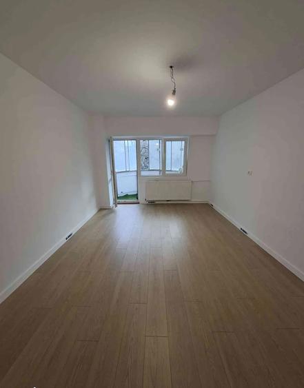 Garsonieră decomandată, 40 mp, renovată, etaj 1, 6 min metrou Apărătorii Patriei