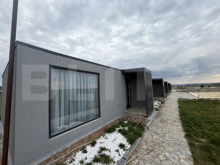 Teren 1600 mp, cu cinci casute de cazare si piscina