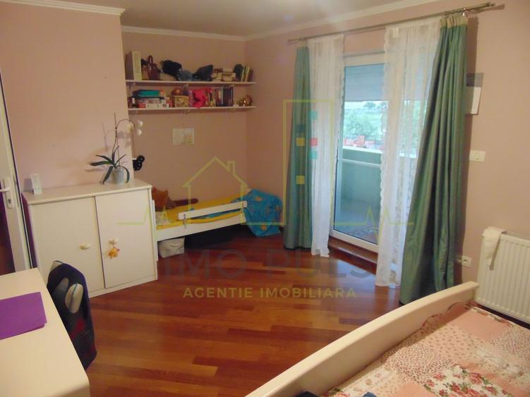 Casa individuala. 5 dormitoare. 4 bai.