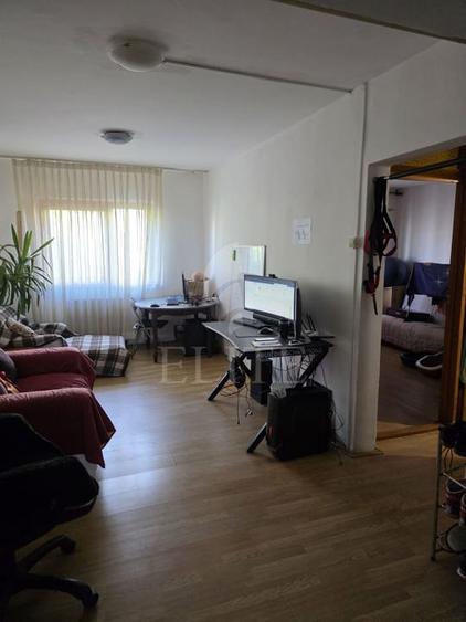 Apartament 3 camere în zona MOGOSOAIA