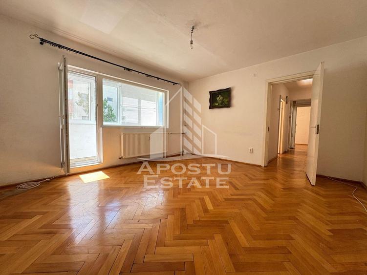 Apartament cu 3 camere, decomantat, etajul 2 , zona Spitalul Judetean