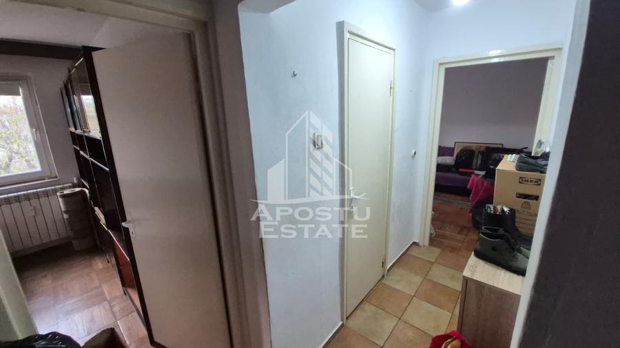 Apartament cu 3 camere, balcon, zona Sagului