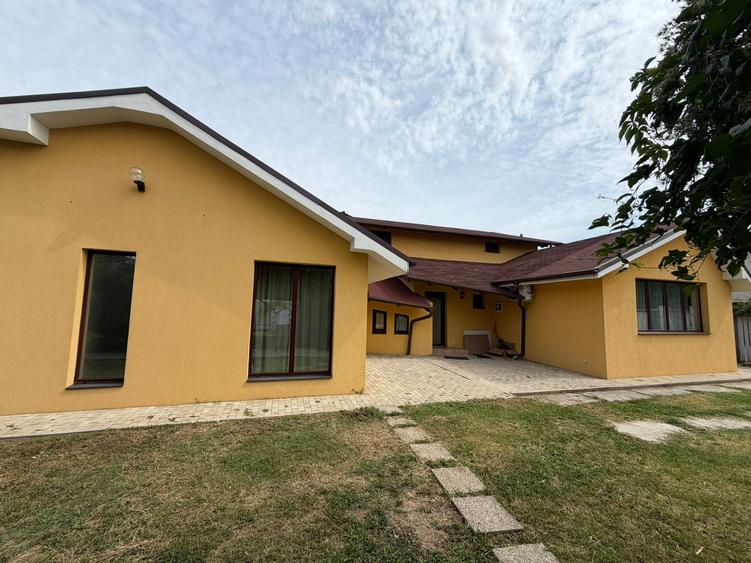 Casa individuala lux curte mare