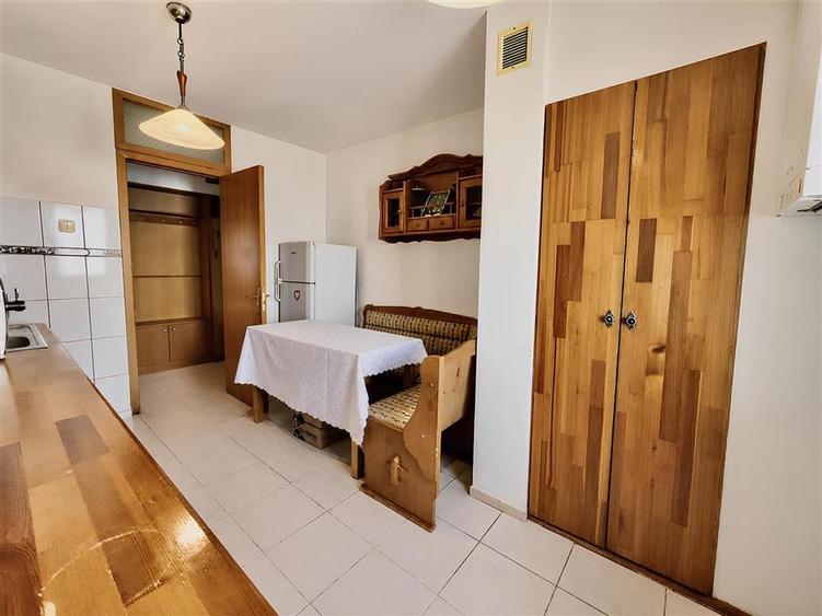 Apartament decomandat cu 4 camere orientat sud zona Cerna