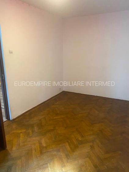 Apartament 2 camere de vanzare zona Scoala 8 - 8