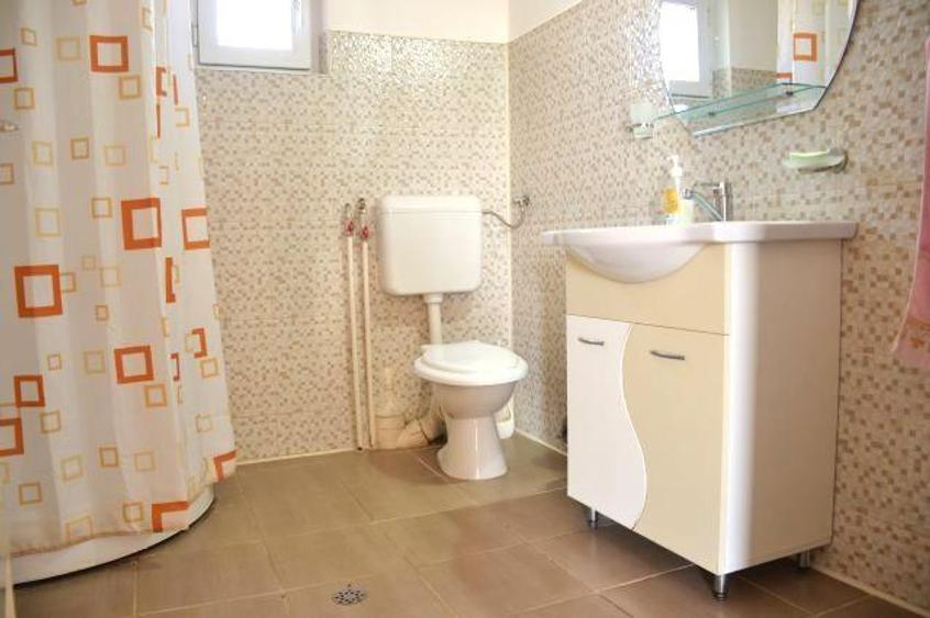 Casa 7 camere + 1000 mp teren, ideala pensiune - Runcu zona Leaota.