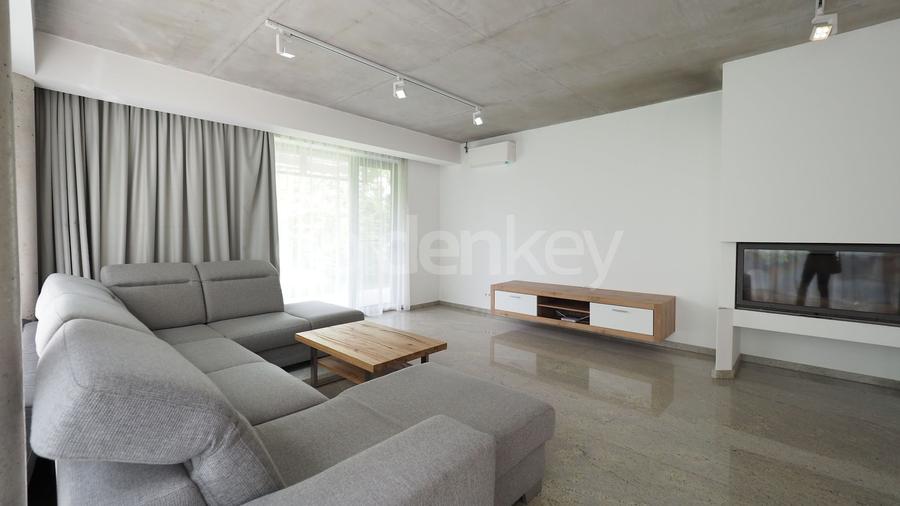 Vila minimalista pe o strada selecta si linistita