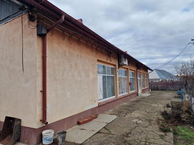 Se oferă spre vânzare / închiriere clădire cu spațiu comercial