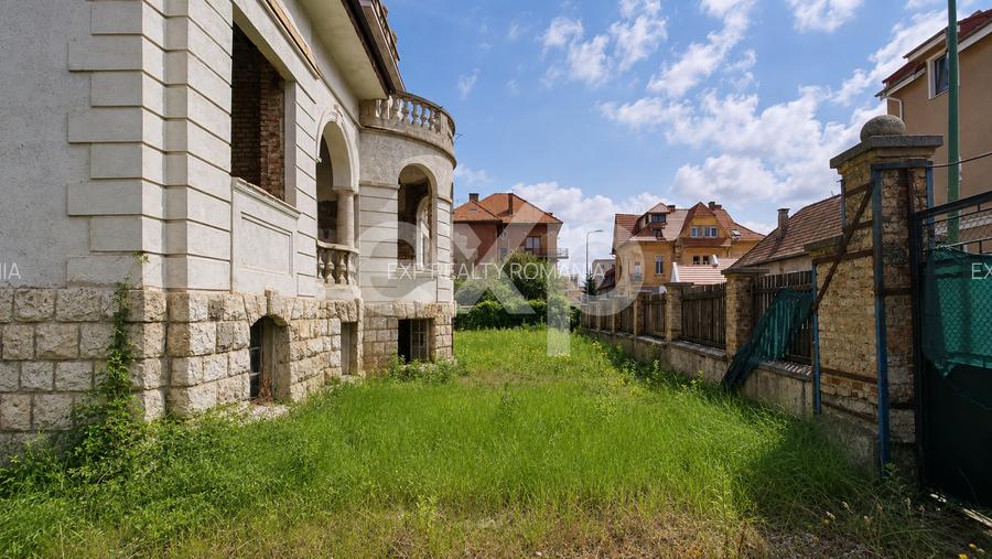 Casă cu arhitectură deosebită, 842 mp și teren de 1.048 mp – Brașov