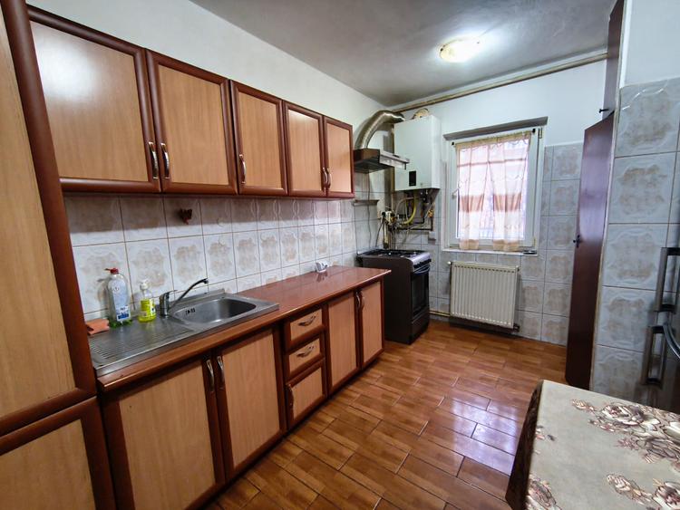 Apartament cu 3 camere, etaj intermediar