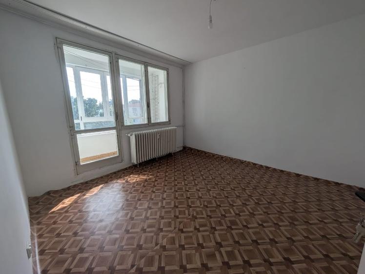 Vand apartament cu 4 camere
