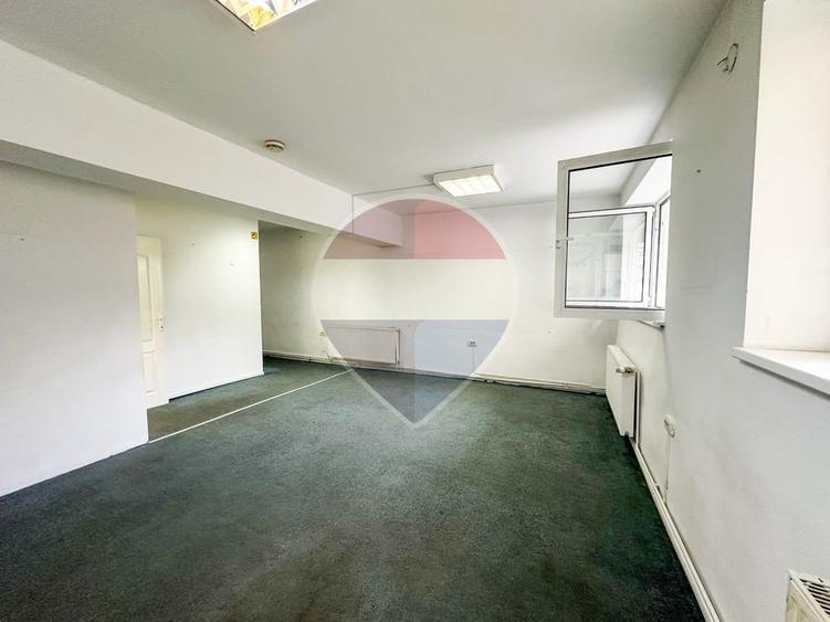 Spatiu comercial | doua cladiri, curte proprie | 300 mp |