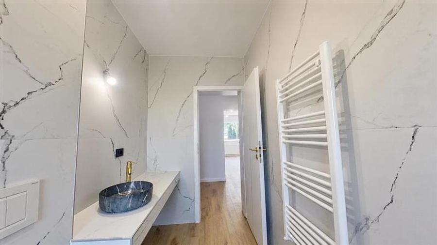 Garsoniera tip studio complet renovata cu curte proprie si loc de parcare