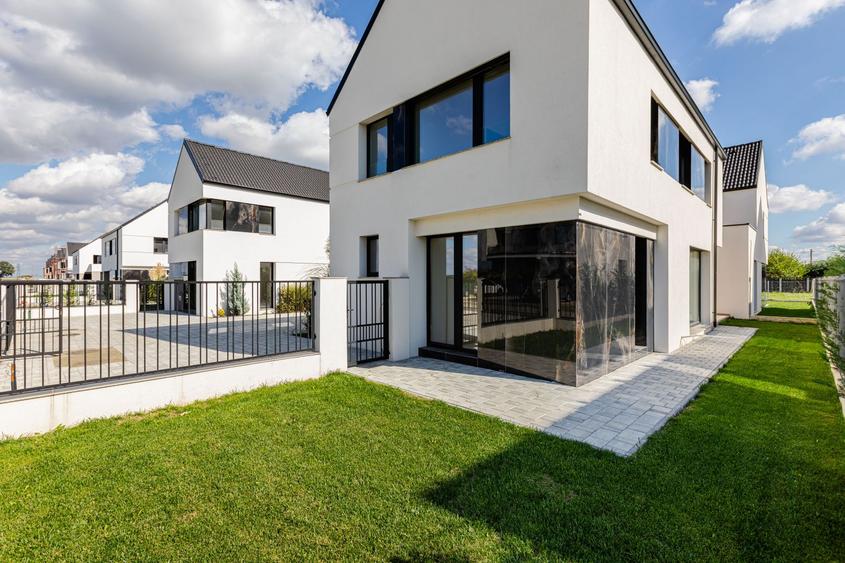 Casa Modernă cu Spații Vitrate Generoase
