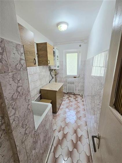Apartament 3 Camere, Semidecomandat, zona Badea Cartan
