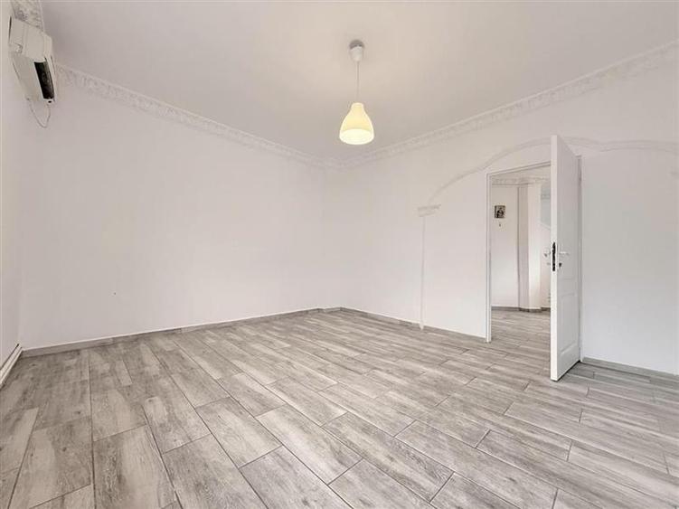 Vila moderna de inchiriat - 250 mp + 100 mp curte-Podul Grant