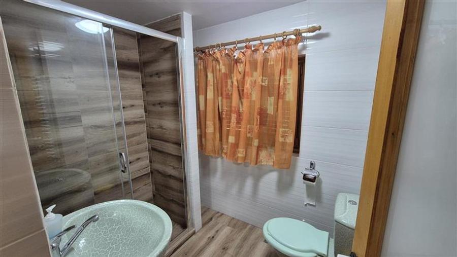 DOMENIU DE 2.1 HA CU 2 CABANE, LAC SI PADURE - OPORTUNITATE PENTRU TURISM SI RET