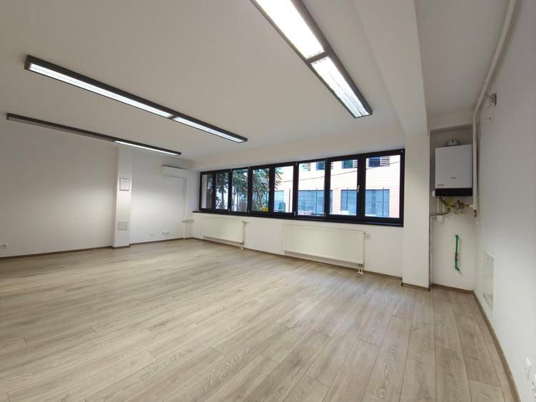 Spatiu birouri luminos, modern, cladire noua, parcare