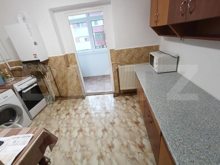 Închiriere apartament 3 camere, 2 băi, balcon închis – zona Kaufland