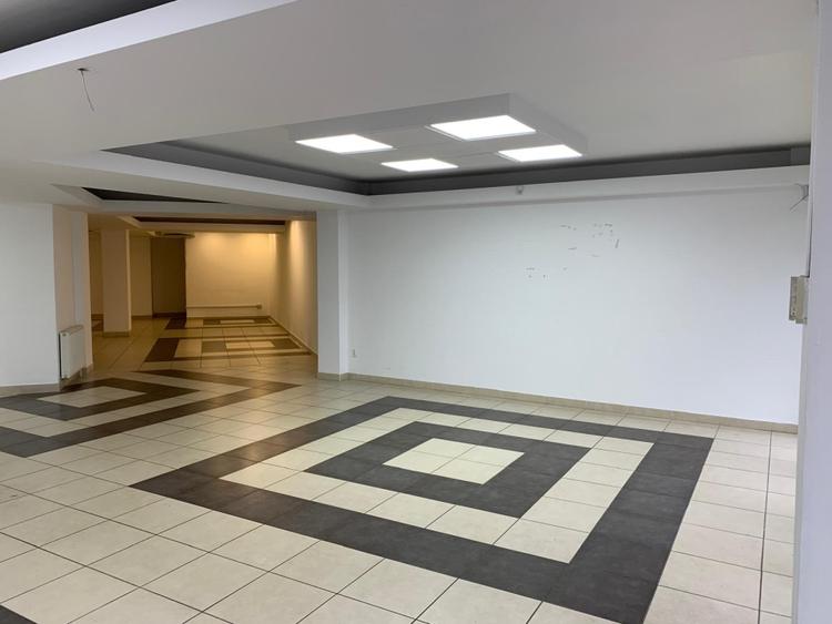 Spatiu comercial cu vitrina, 166 mp, trafic pietonal ridicat, zona Farmec