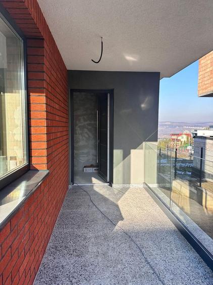 Casa tip duplex dispusa pe 3 niveluri, situata in Floresti- zona Vivo
