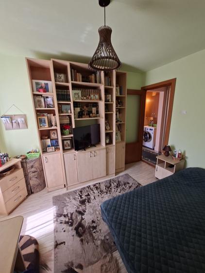 3  c decomandate , centrala pe gaze, zona Dacia , pe SUD, 2 gr. san. din proiect