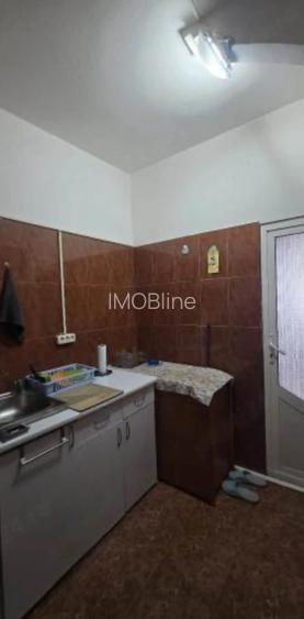 Garsonieră zona Far  mobilată utilată 22 mp etaj 3/3 - 4