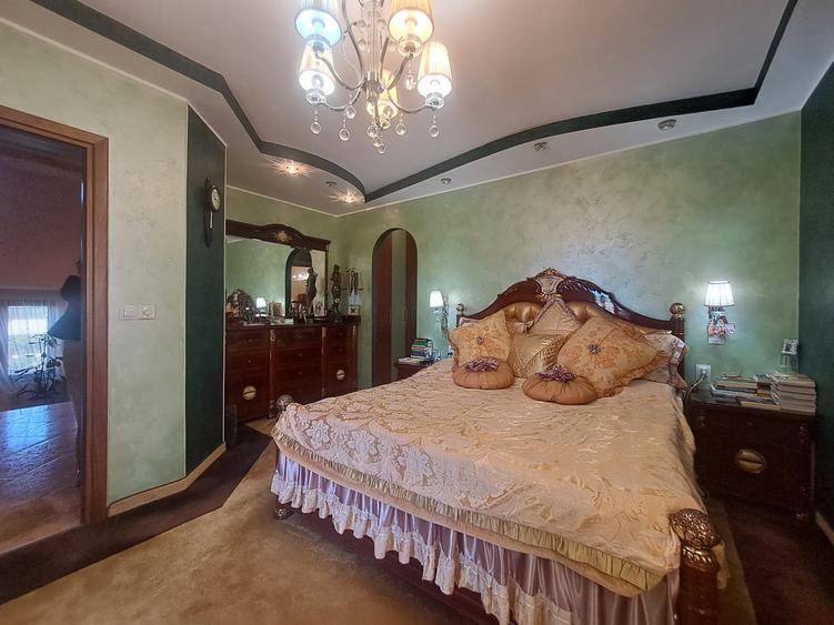 Casa individuala cu piscina. P+1+M. zona foarte buna