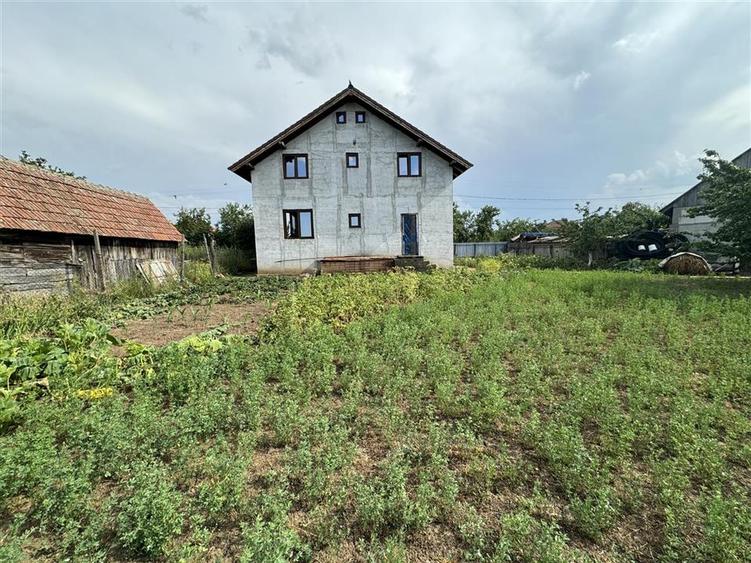 Casa noua cu 6 camere in SAGU la principala
