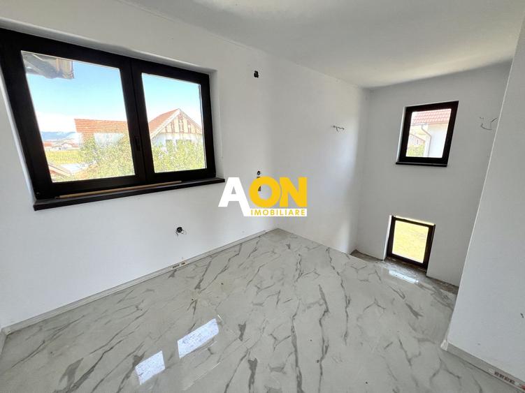 Casa individuala cu 4 camere, 2 bai, terasa, 800mp teren, Sp+P+1E