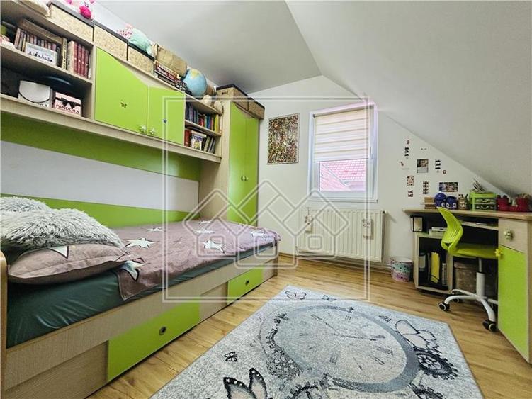 Ap cu 3 camere, 81 mp utili, tip mansarda, Zona Cedonia